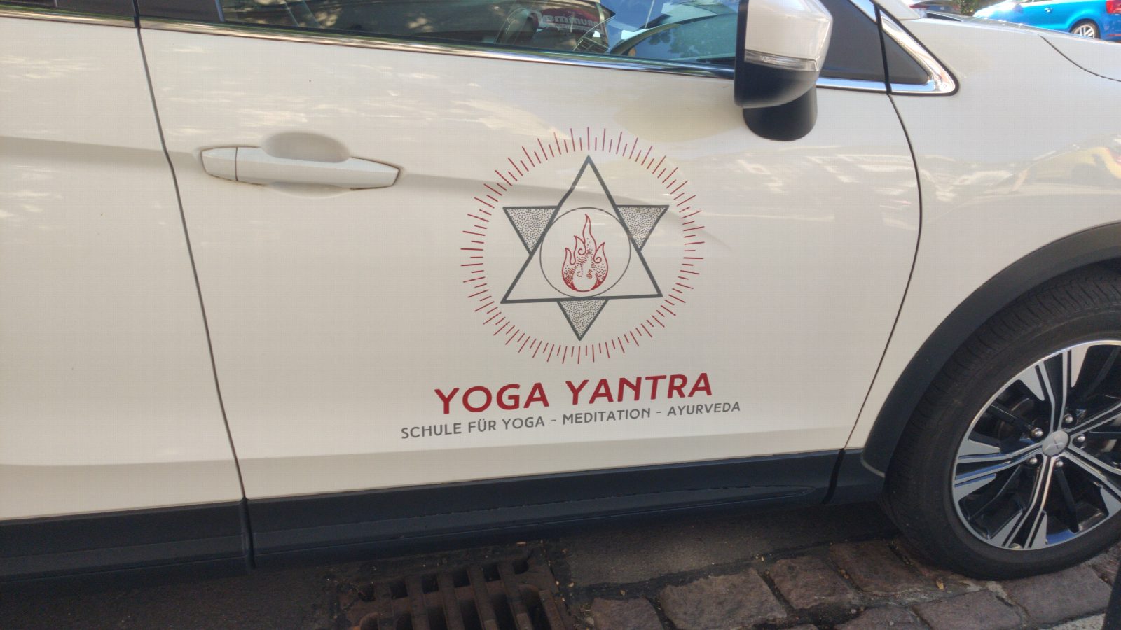 Fahrzeugbeschriftung Yoga Yantra – Logo-Update professionell appliziert