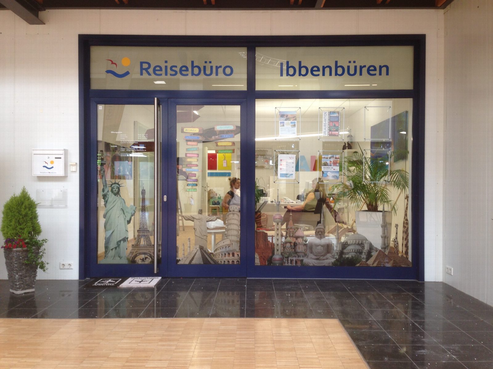 Reisebüro Ibbenbüren – Schaufensterfolierung mit transparentem Weltreise-Motiv