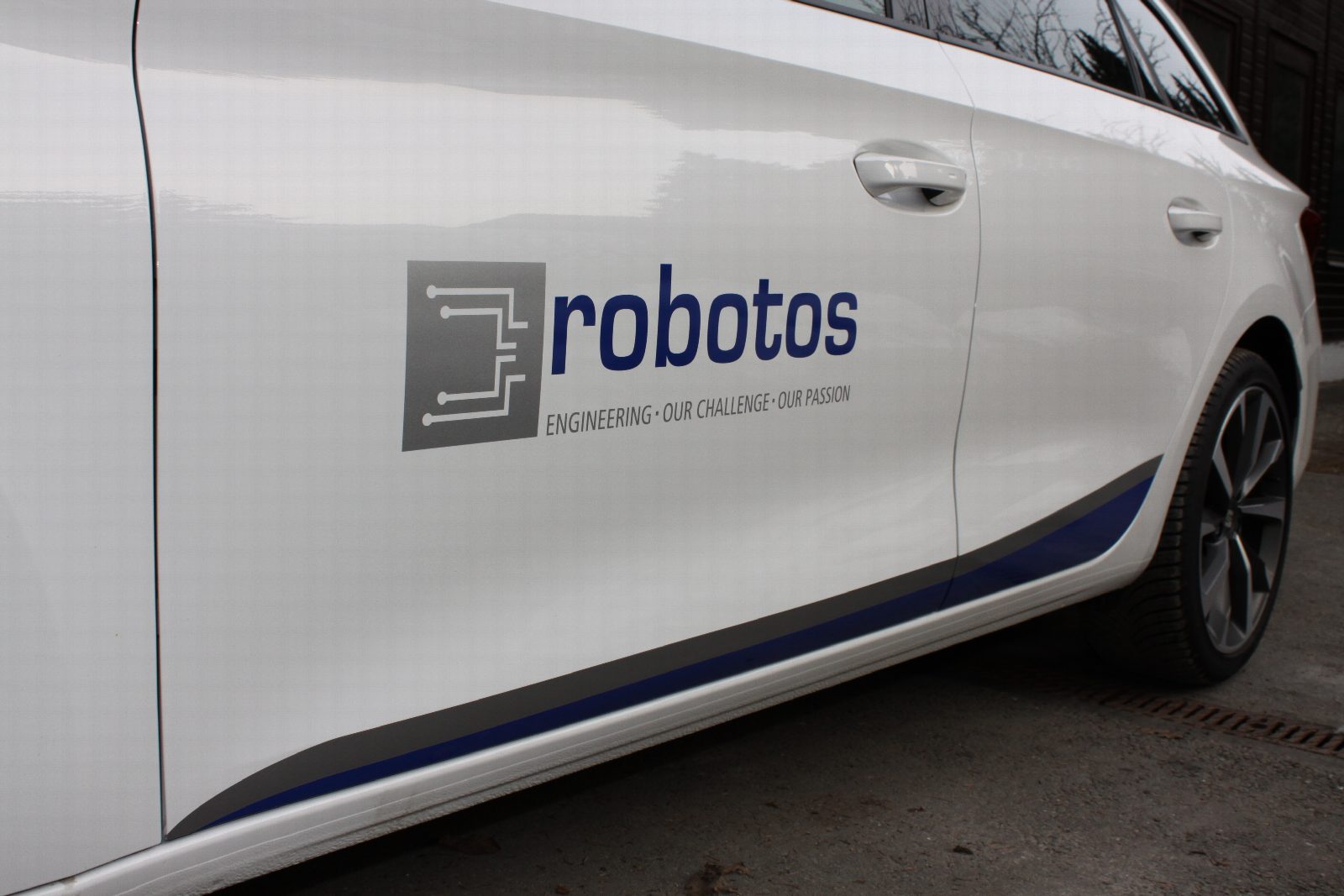 Fahrzeugbeschriftung robotos – Präzise Foliengestaltung für klare Markenidentität