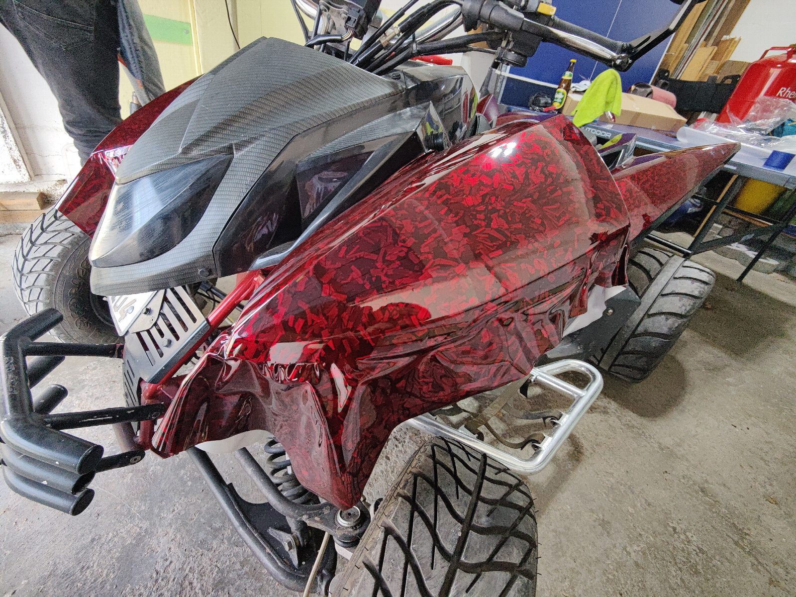 Quad-Folierung – Effektfolie präzise auf 3D-Anbauteile appliziert