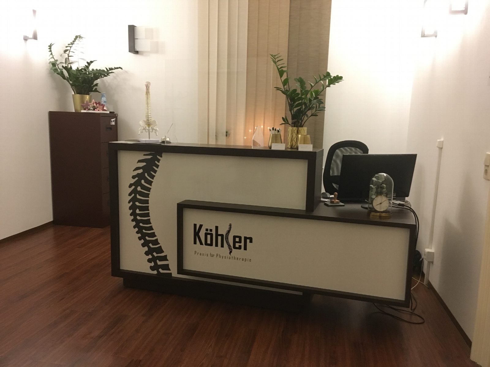 Physiotherapie-Praxis Köhler – Elegante Beschriftung mit Wiedererkennungswert