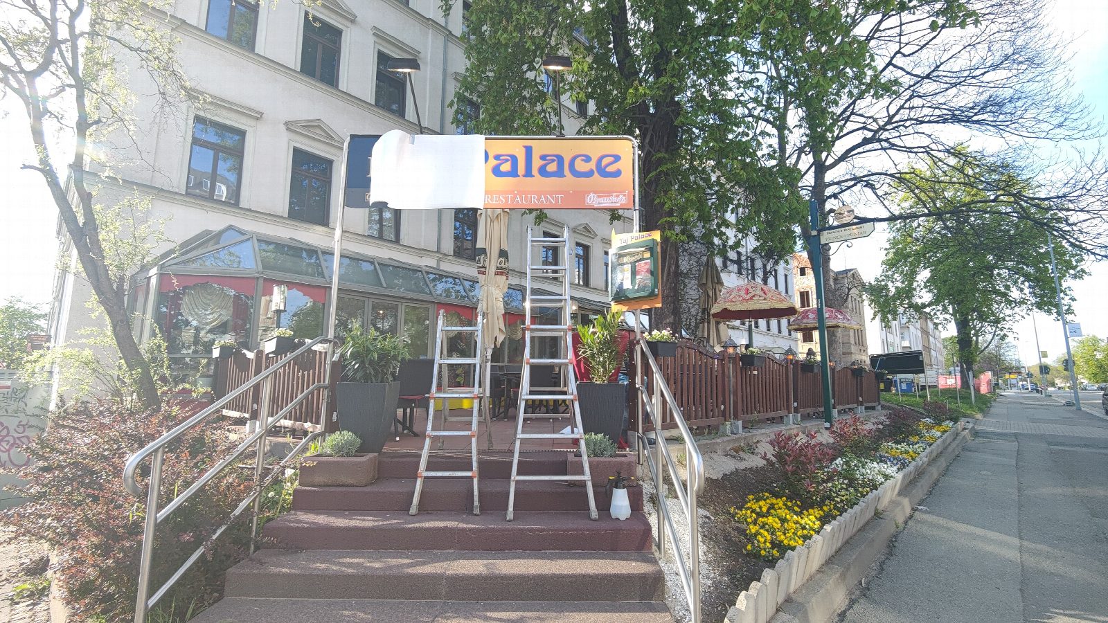 Schildmontage Prince of Punjab – altes Schild wird abgenommen Blick auf den Restauranteingang während der Schildmontage, altes Schild noch teilweise sichtbar