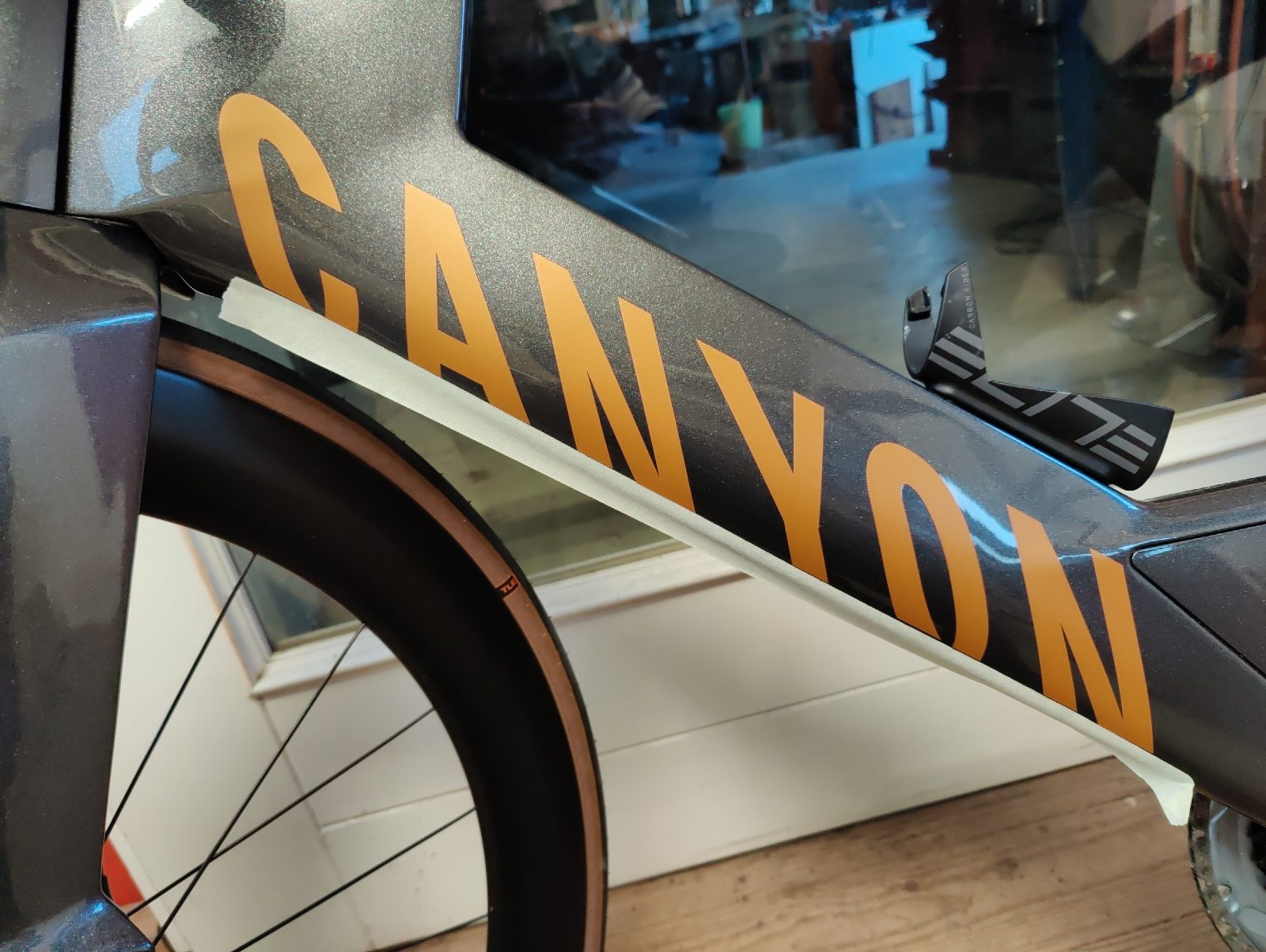 Nahaufnahme Canyon Zeitfahrrad mit individuell applizierter Kupfer-Wrappingfolie – Gesamtansicht des fertig beklebten Carbon-Rahmens Nahaufnahme Canyon Zeitfahrrad mit individuell applizierter Kupfer-Wrappingfolie – Gesamtansicht des fertig beklebten Carbon-Rahmens