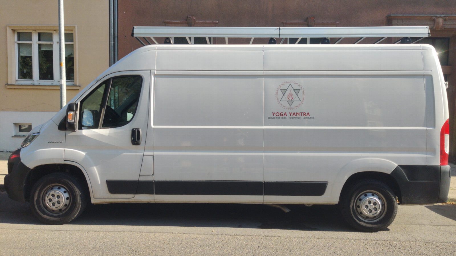 Fahrzeugbeschriftung Yoga Yantra – Rebranding der Fahrzeugflotte abgeschlossen
